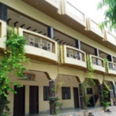 Kedar Dham Hotel Матура Екстериор снимка