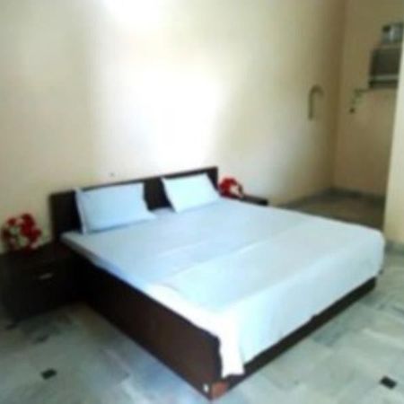 Kedar Dham Hotel Матура Екстериор снимка